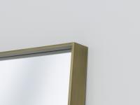 Dettagli della cornice Slim, una delle tre disponibili sullo specchio Tema. Qui proposta in finitura metallo bronzato