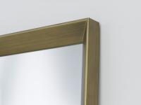 Dettagli della cornice Plain, una delle tre disponibili sullo specchio Tema. Qui proposta in finitura metallo bronzato