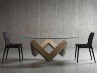 Table à manger ronde avec piétement sculptural Even - plateau en verre et base en bois laqué effet laiton