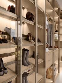 Armoire à portes vitrées Artemis Lounge transformée en armoire à chaussures, grâce aux étagères disponibles dans l'aménagement intérieur