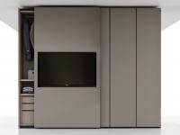 La version de l'armoire Ciak avec TV visible partage la même modularité et les mêmes dimensions de compartiment que la version avec couvercle motorisé.