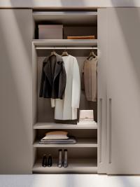 Autre exemple d'équipement intérieur de l'armoire Nadir Lounge, librement modulable en termes de positionnement, de type et de finition