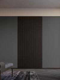 L'armoire coulissante Rover Lounge High est également disponible avec des portes de couleur différente, ici proposées avec des panneaux latéraux laqués et un panneau central en chêne fraisé
