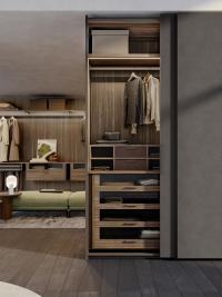 Détail de l'aménagement intérieur de l'armoire coulissante Rover Lounge, avec tiroirs, casiers et cintres