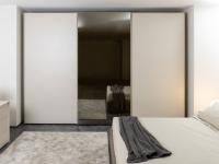 Armoire Utah avec porte centrale proposée de la même teinte que l'armoire, en verre brillant ou satiné ou miroir