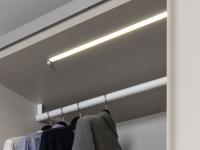 Barre LED insérée sur le dessus du module de l'armoire à portes coulissantes Utah