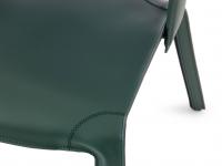 Détail de l'assise rembourrée et revêtue de cuir avec surpiqûres apparentes de couleur assortie