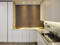 Cucina moderna bianca e oro modello Eleven con schienale in legno