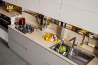 Vista dall'alto del piano di lavoro della cucina Five 06, si notano il lavello ad una vasca e le mensole porta-oggetti in acciaio cromato (tipologia maniglia profilo non disponibile)