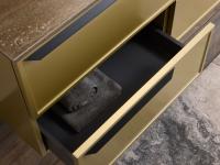 Nombreux espaces de rangement disponibles, les tiroirs peuvent également être équipés d'organiseurs. 