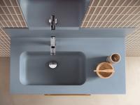 Meuble de salle de bains bleu clair avec plan lavabo intégré à vasque décentrée en Minera-Kolor couleur 02 assortie