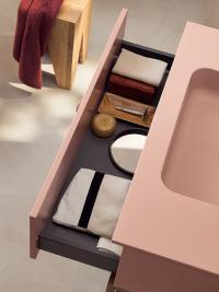 Pour les meubles de salle de bains à deux tiroirs, le tiroir supérieur est façonné de manière à permettre le passage des écoulements