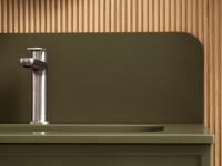 Meuble sous-lavabo avec vasque en Minera-Kolor, détail du dosseret assorti à la vasque, disponible en différents matériaux