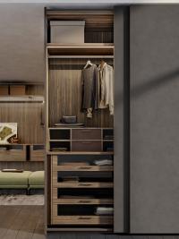 Aménagement intérieur pour armoires à portes battantes et coulissantes Lounge : bloc-tiroirs au sol, raster et étagère avec tube de penderie