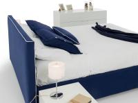 Tête de lit basse en tissu bleu 
