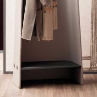 Étagère revêtue de simili cuir noir du meuble d'entrée vestiaire design Parentesi de Bonaldo
