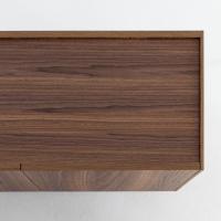 Plateau encastré en version placage bois en teinte accordée au reste du meuble. 