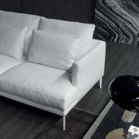 Canapé Paraiso en tissu blanc avec pieds visibles - détails de l'assise et de l'accoudoir