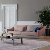 Canapé linéaire Skid avec coussins repose-reins; idéal dans des salons ou des séjours de style moderne