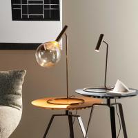 Lampe de table Sofì de Bonaldo dans la version haute avec sphère en verre et version basse sans sphère