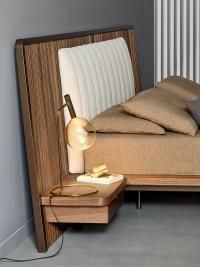 Design avec angles arrondis et profil de tête de lit en bois laqué bronze mat