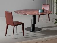Sedia elegante e moderna Filly, facilmente abbinabile al piano del tavolo o ad altri complementi grazie a un vasto campionario di tessuti e finiture