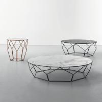 Tables basses rondes Arbor de Bonaldo dans leur dimensions différentes montées sur corolles métalliques stylisées