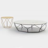 Design moderne et élégant pour la table basse ronde Arbor de Bonaldo proposée également avec plateau en métal vernis