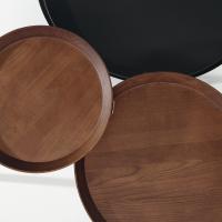 Vue de dessus des tables rondes Frinfri avec plateau en bois de Bonaldo
