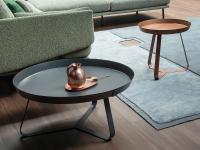 Tavolino rotondo con vassoio estraibile Frinfri di Bonaldo ideale sia lato che fronte divano