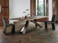 Table à manger Big Table de Bonaldo avec plateau en bois à bords naturels en noyer américain massif. Pieds croisés en métal bronze-cuivre.