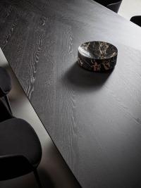 Détail du plateau en chêne anthracite brossé, l'une des finitions disponibles sur les plateaux de table Mellow de Bonaldo.