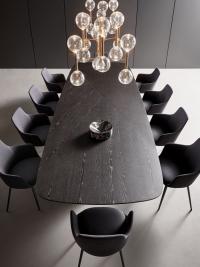 L'imposant plateau de la table Mellow de Bonaldo dans la version 400 cm avec double base, idéale comme table de réunion dans un contexte de grandes réunions d'entreprise.