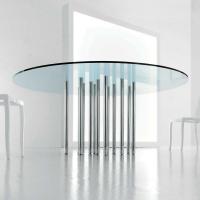 Design fascinant grâce aux multi pieds cylindriques de la table ronde Mille de Bonaldo