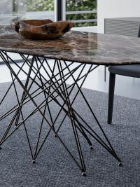 Dettaglio del basamento in metallo e del piano in ceramica del tavolo Octa di Bonaldo