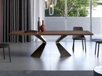 Tavolo allungabile Prora di Bonaldo con basamento centrale in metallo e piano in legno massello di noce