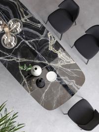 Tavolo allungabile Prora di Bonaldo con piano rettangolare sagomato in pietra ceramica Black Onyx