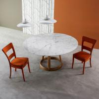 Greeny de Bonaldo table à manger ronde avec plateau en marbre Calacatta brillant, pied en bois massif de noyer Américain