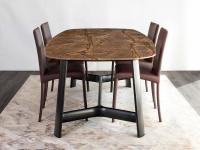Vue du côté court de la table de réunion ou à manger Conrad avec un plateau en marbre Rainforest Brown et une base en frêne noir