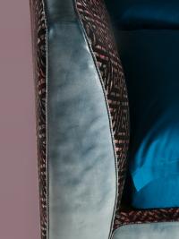 Détail de l'ajout en cuir sur le côté de la tête et du cadre de lit, avec profil dans la même teinte et couture Step