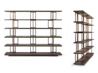 Bibliothèque Kris de Borzalino dans le modèle L.240 x P.35 x H.198 cm avec étagères en bois de chêne et montants séparateurs légers en laiton effet bronze