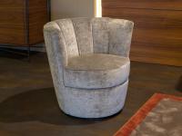 Vue de face du fauteuil Diva de Borzalino dans le modèle XL avec socle haut en velours Vegas