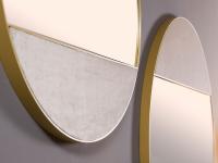 Détail de la composition de deux miroirs Half Moon avec profil en laiton et parties recouvertes de velours Elina