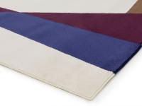 Particolare del tappeto Alicante sui toni del bianco, blu, bordeaux e marrone
