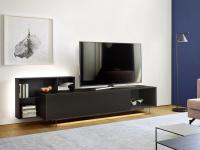Meuble TV bas en bois California, avec élément latéral ouvert amovible pour un meuble TV aux formes épurées et linéaires. TV de 60 pouces sur un meuble de 240 cm de large