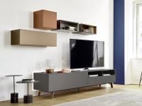 Meuble TV bas en bois California combiné avec des éléments muraux et des éléments ouverts suspendus de la collection du même nom, laqué mat, métal ou essence bois