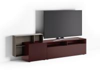 Meuble TV bas California avec structure en laqué mat et élément ouvert en bois. TV 65 pouces sur un meuble de 240 cm de large