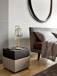 Table de chevet bicolore Raiki Plus en laqué mat Ombre et placage chêne Charbon comme les meubles des 2 dernières images pour une chambre à coucher complète