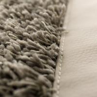 Détails du tapis Coimbra sable et du bord en simili cuir nappa perle