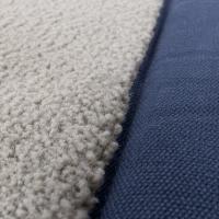 Détails du tapis gris perle avec bordures en coton bleu moyen